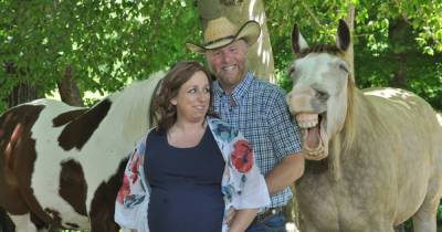 Смеющаяся лошадь затмила беременную хозяйку на фотосессии и стала звездой Сети (фото) - focus.ua - США - Украина - шт. Огайо