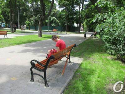 Одесский Алексеевский сквер: ремонт подорожал и затягивается, а новые скамейки уже «вовсю ломают» (фоторепортаж) - odessa-life.od.ua - Украина