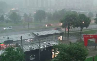 Во Львове затопило улицы и на полчаса исчез солнечный свет - lenta.ua - Украина - Львов - Экология