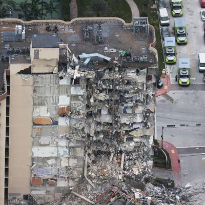 Власти Майами надеются, что под завалами рухнувшего дома остаются живые люди - radiomayak.ru - шт.Флорида - Серфсайд