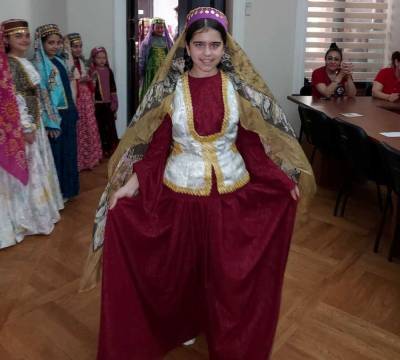 В Баку прошло дефиле национальной одежды (ФОТО) - trend.az - Азербайджан