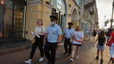 На Невском проспекте задержали двух активисток за одиночные пикеты - piter.tv