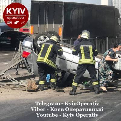 В Киеве произошла серьезная авария с переворотом авто (ФОТО) - enovosty.com - Киев