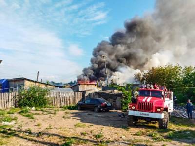 В Кургане на улице Дамбовая пожарные спасли дома от огня - kikonline.ru - Россия - Курганская обл. - Курган