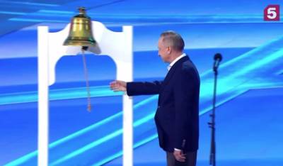 Александр Беглов - Губернатор Петербурга зажег публику на «Алых парусах» и порвал веревку от колокола - znak.com - Россия - Санкт-Петербург
