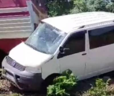 Думал проскочит: в Харьковской области микроавтобус попал под поезд. ФОТО , ВИДЕО - enovosty.com - Харьковская обл. - Харьков