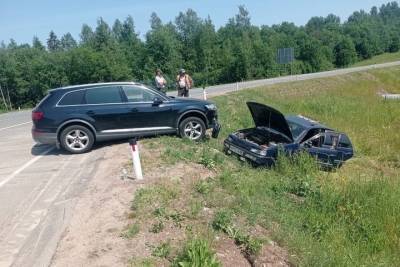 «Ауди» и «Фольксваген» не смогли разъехаться под Великими Луками - mk-pskov.ru - Россия