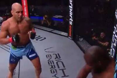 Боец MMA добил соперника ударом ногой в голову - lenta.ru - США - Ирландия