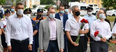 Чиновники возложили цветы к Вечному огню и стеле воинской славы Петрозаводска, несмотря на ограничения - stolicaonego.ru - Петрозаводск - республика Карелия
