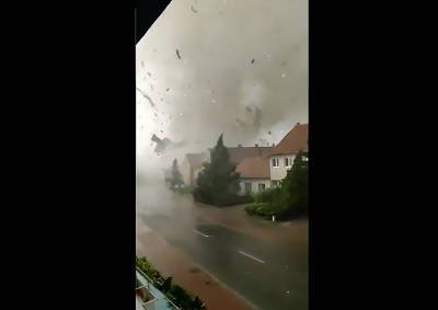 Очевидец показал запись из эпицентра торнадо: страшное видео - vinegret.cz - Чехия - Южноморавский край