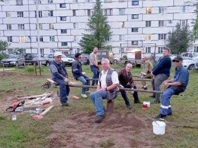 Активисты движения #ЧистоМикунь благоустроили еще одну детскую площадку - komiinform.ru - Экология