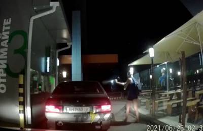 В Харькове мужчина с кастрюлей на голове устроил погром в McDonald`s (видео) - sharij.net - Харьков