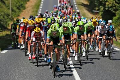 Из-за действий болельщика на первом этапе "Тур де Франс" произошёл грандиозный завал. ФОТО - sport.ru - Другие