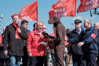 Валерий Рашкин - Николай Зубрилин - На митинге противников вакцинации в Москве избили «Чебурашку» - lenta.ru - Москва - Россия