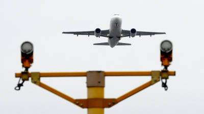 Десятки рейсов задержано или отменено в столичных аэропортах - vesti.ru - Москва - Ханты-Мансийск - Уральск