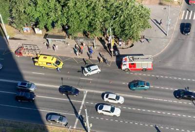 Фото: В Петербурге автомобиль врезался в другую машину и влетел в столб - online47.ru - Санкт-Петербург
