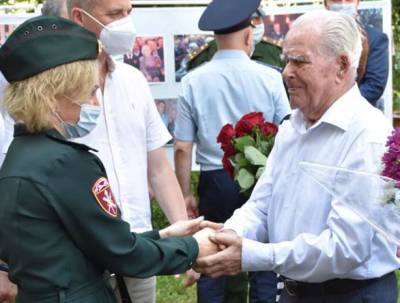 Орловские росгвардейцы поздравили фронтовика со 100-летием - vpk-news.ru - Орловская обл.