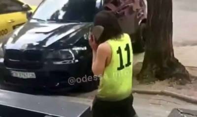 Одесский «тапкофон»: по центру разгуливал мужчина со странным гаджетом (видео) - odessa-life.od.ua - Украина - Одесса