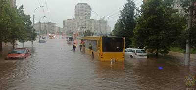 Сильный ливень затопил улицы Минска. Спасатели эвакуировали почти сто человек - naviny.by - Белоруссия - Минск