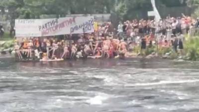 Заплыв на резиновых женщинах устроили в Ленобласти - piter.tv - Ленинградская обл.