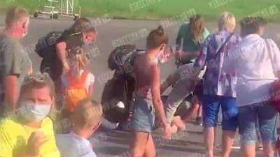 Пассажиры рейса Сочи—Москва устроили драку из-за длинных волос у парня - iz.ru - Москва - Сочи - Израиль