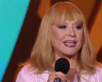 Алла Пугачева - Возраст обмануть не вышло: Алла Пугачева прячет кисти рук под кружевными перчатками без пальцев - ukrainianwall.com - Украина