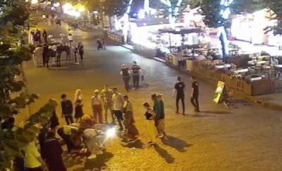 Долго не приходил в сознание: на Дерибасовской нокаутировали прохожего, видео - politeka.net - Украина - Одесса - Ужгород