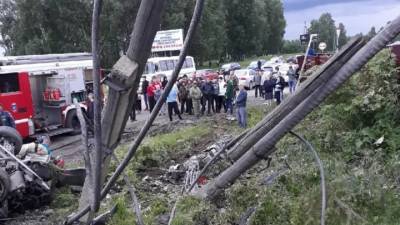 Lexus - Три человека погибли в машине, врезавшейся в столб - vesti.ru - Красноярский край - Красноярск - Енисейск - Лесосибирск