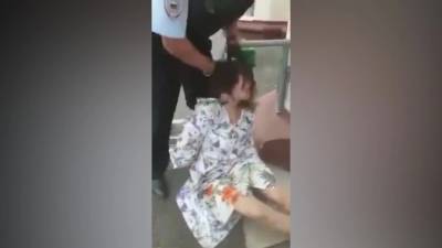 Женщина в московском МФЦ отказалась надевать маску и укусила полицейского - piter.tv - Москва - Россия