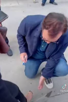 Квентин Тарантино - Поклонница Тарантино выставила на аукцион подпись кумира на своей ноге - rusjev.net