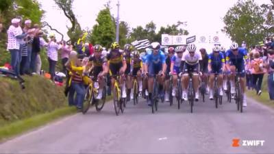 Болельщица спровоцировала массовую аварию на "Тур де Франс" - piter.tv - Германия - Испания