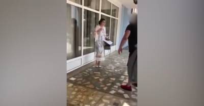"Это тебе за сына, скотина!": Отец выпускника вылил ведро с фекалиями на преподавателя медколледжа - reendex.ru - Украина - Черновицкая обл.