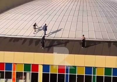 В Рязани группа молодых людей забралась на крышу цирка - ya62.ru - Рязань