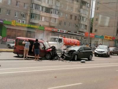 В результате столкновения трех авто в центре Волгограда пострадали три человека - runews24.ru - Волгоград
