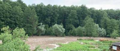 Под Киевом прорвало дамбу, Одессу затопило, а в Харькове били молнии: фото - w-n.com.ua - Украина - Киев - Киевская обл. - Одесса - Харьков