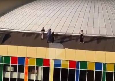 После публикации видео с забравшимися на крышу цирка людьми полиция проведет проверку - ya62.ru