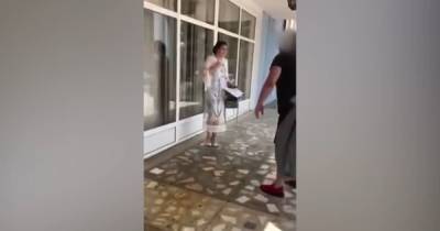 "Это тебе за сына": мужчина облил фекалиями преподавателя на выпускном под Черновцами (видео) - focus.ua - Украина - Черновицкая обл. - Черновцы - Нападение