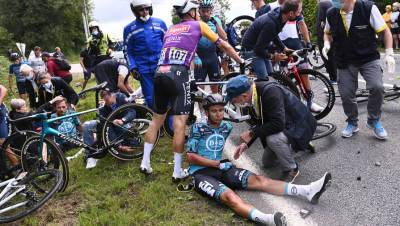 Велосипедист сломал обе руки в массовом завале на «Тур де Франс» - gazeta.ru