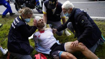 Испанский велосипедист сломал обе руки в массовом завале на "Тур-де-Франс" - vesti.ru - Испания
