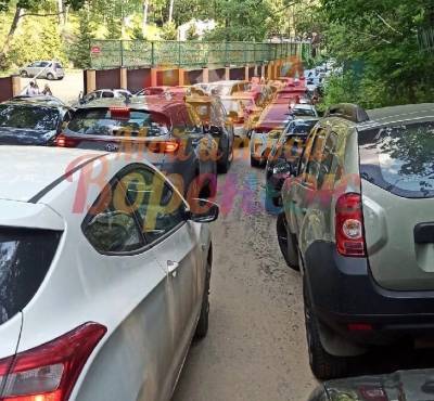 Огромная пробка помешала прорваться воронежцам к пляжу в Чертовицком - gorcom36.ru - Воронеж
