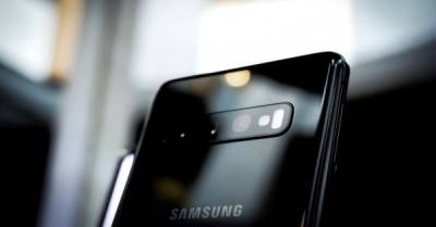 Смартфон с экраном-браслетом: компания Samsung запатентовала новую разработку (ФОТО) - delo.ua - Украина