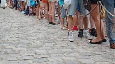 Петербуржцы выстроились в очередь на вакцинацию перед рабочей неделей - piter.tv - Ленинградская обл. - Санкт-Петербург