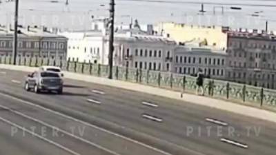 С Литейного моста спрыгнул мужчина - piter.tv