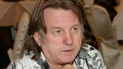 Юрий Лоза - Юрий Лоза «доказал» теорию о плоскости Земли при помощи мяча и CD-дисков — видео - 5-tv.ru - Россия