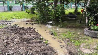 "Грязные деньги" утекают в ливневку во дворе Южно-Сахалинска - sakhalin.info - Южно-Сахалинск