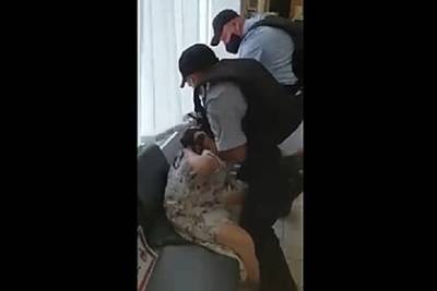 Задержанная в МФЦ из-за маски прокомментировала обвинения в нападении на полицию - lenta.ru