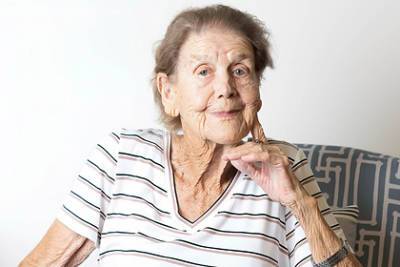 100-летняя долгожительница объяснила долголетие любовью к книгам и веселью - lenta.ru - Австралия - Брисбен