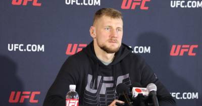 Александр Волков - Волков после поражения от Гана подписал новый контракт с UFC - ren.tv - Россия - Гана
