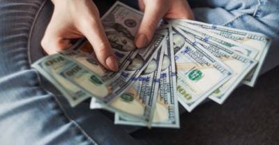 Финансовый аналитик посоветовала, когда лучше продавать доллары и евро - reendex.ru