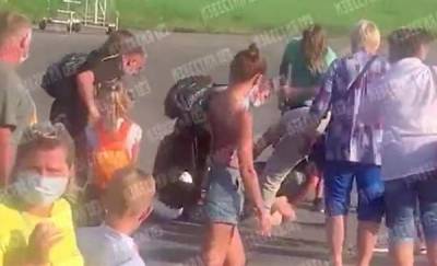 Пассажиры авиарейса подрались из-за длинных волос парня – Видео - news.megatyumen.ru - Москва - Сочи